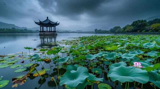 济南旅游攻略"：趵突泉、大明湖与美食探索之旅