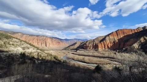 盖州万福赤山风景区，那里山高林密，风景秀丽，吸引着众多游客前来观光游玩