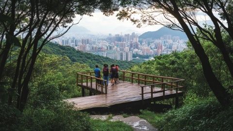 阴雨天的厦门别样魅力：四川美女游客在4A景区赶小海，乐此不疲！