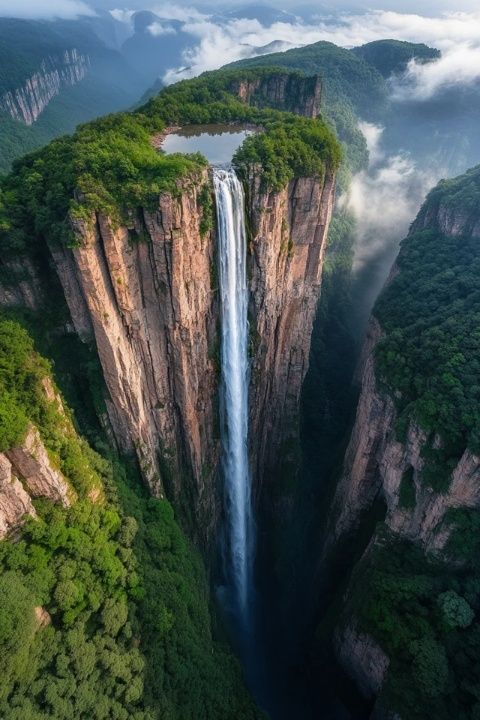 贵州旅行者无人机探秘：深山半腰人家初现眼帘