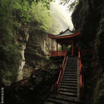 不要门票，敞耍，早晚凉快的很，很多成都人过来避暑，住一两个月,知道瓦屋山景区