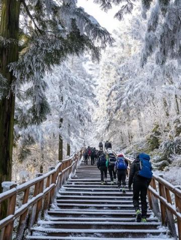 12月梵净山旅游攻略：着装、交通、路线、景点及美食全指南