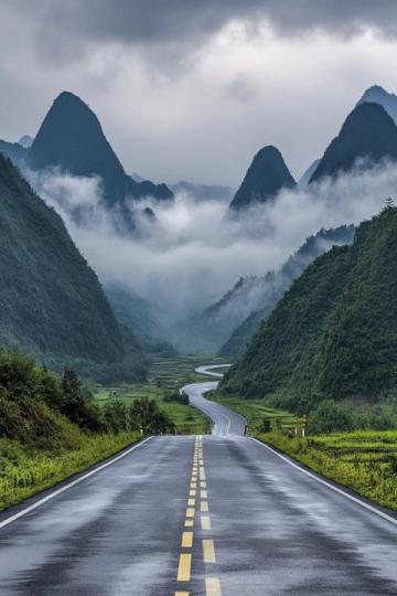 在我自驾游的经历中，若论路况复杂的地方，秦岭的山路，可说是其中之一。