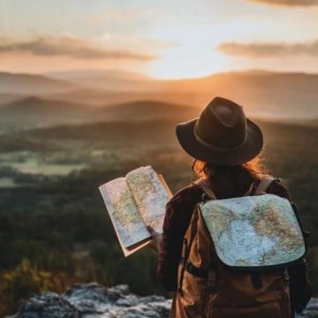 以下是一些比较新颖的旅游方式，让你能从不同角度体验旅行的乐趣