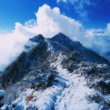 长白山景区位于吉林省东南部，是中朝两国的界山，被誉为东北屋脊