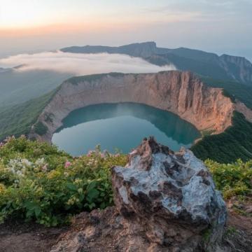 长白山景区位于吉林省东南部，是中朝两国的界山，被誉为东北屋脊